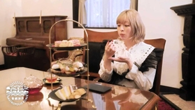 きゃりーぱみゅぱみゅさんが神戸自慢のスイーツを満喫する場面も（神戸市提供）