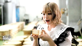 灘五郷の銘酒を試飲するきゃりーぱみゅぱみゅさん（神戸市提供）