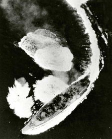レイテ沖海戦で米軍の攻撃を受ける戦艦大和（大和ミュージアム提供）