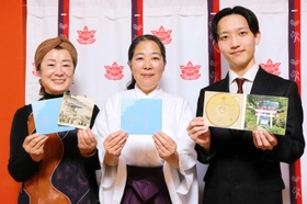 御鎮座１００年を記念したＣＤを作製した神戸水天宮の河田恭江宮司（中央）と歌手のまやはるこさん（左）、原光希さん＝長田区長田天神町５