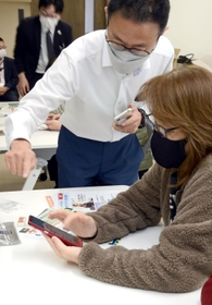 スマホ活用教室でラインの使い方を学ぶ市営住宅の高齢入居者ら＝からと中央住宅集会所