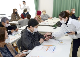 スマホ活用教室でラインの使い方を学ぶ市営住宅の高齢入居者ら＝からと中央住宅集会所