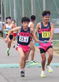 男子・有野北の５区川勝瞬選手（右）からたすきを受け取る６区澤田大貴選手＝豊岡市日高町（撮影・長嶺麻子）