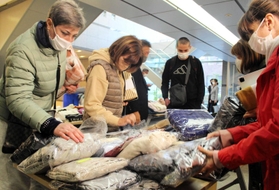 ＮＴＴのグループ会社が提供した冬服を選ぶウクライナ避難民＝神戸市中央区海岸通