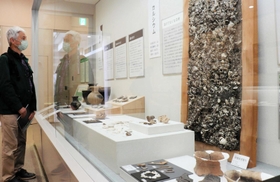 考古学と元素との関係を紹介する企画展＝市埋蔵文化財センター