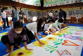 思い思いにヒマワリを描いた＝神戸市東灘区住吉東町４