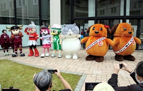 神戸税関１５０周年のイベントに集合したマル（右から３番目）ら大勢の着ぐるみたち＝神戸税関