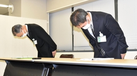 神戸市バスの営業所でパワーハラスメントや不当な勤務実態があったことを伝え、頭を下げる城南雅一交通局長（左）と習田嘉章交通局副局長＝神戸市中央区加納町６、神戸市役所