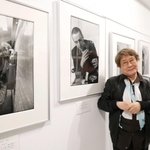 ロンドンでの暮らしを振り返るハービー・山口さん。「神戸は素直でさわやかな人たちが多いね」と話す＝神戸市中央区御幸通５