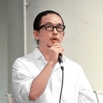 海外の廃虚を見てきた経験を話す写真家の佐藤健寿さん＝神戸市中央区小野浜町