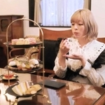 きゃりーぱみゅぱみゅさんが神戸自慢のスイーツを満喫する場面も（神戸市提供）