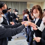 会社の売り上げを伸ばそうとミサンガを販売する生徒たち＝神戸市須磨区横尾９