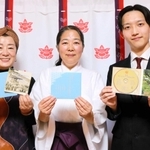 御鎮座１００年を記念したＣＤを作製した神戸水天宮の河田恭江宮司（中央）と歌手のまやはるこさん（左）、原光希さん＝長田区長田天神町５