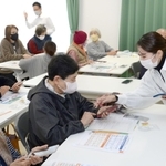 スマホ活用教室でラインの使い方を学ぶ市営住宅の高齢入居者ら＝からと中央住宅集会所