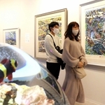 沖縄の海や魚を描いた木版画と水槽を遊泳する魚のコラボレーションが楽しめる企画展＝アトア