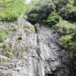 よく見かける雄滝の様子＝神戸市中央区葺合町