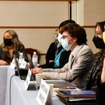 担当する国の意見や利害を念頭に置きながら議論を進める学生たち＝神戸市中央区