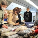 ＮＴＴのグループ会社が提供した冬服を選ぶウクライナ避難民＝神戸市中央区海岸通