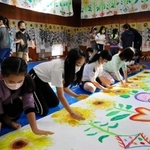 思い思いにヒマワリを描いた＝神戸市東灘区住吉東町４