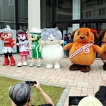 神戸税関１５０周年のイベントに集合したマル（右から３番目）ら大勢の着ぐるみたち＝神戸税関