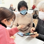 学生にスマホ操作を教わる地域住民ら＝神戸市灘区篠原北町２