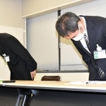 神戸市バスの営業所でパワーハラスメントや不当な勤務実態があったことを伝え、頭を下げる城南雅一交通局長（左）と習田嘉章交通局副局長＝神戸市中央区加納町６、神戸市役所