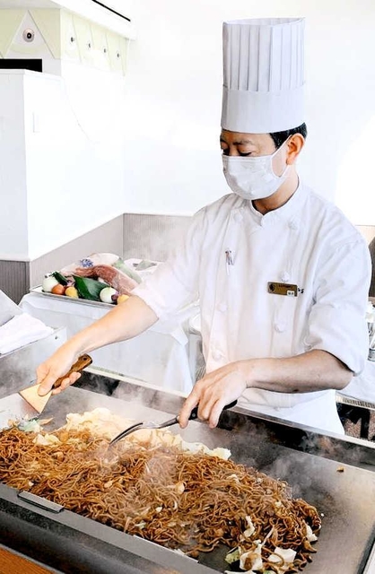 船内で神戸名物のぼっかけ焼きそばを作るシェフ＝ルミナス神戸２船内