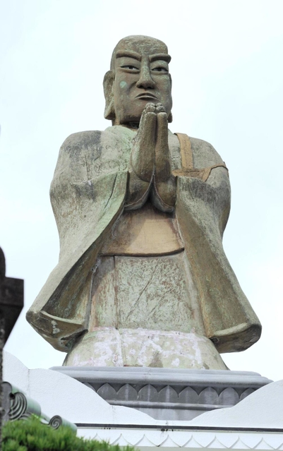 顔がくっきりと濃い仏像＝神戸市中央区下山手通７、本寿寺