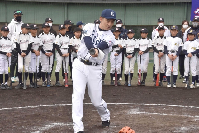 自らバットを振って打撃を指導する栗山巧選手＝Ｇ７スタジアム神戸