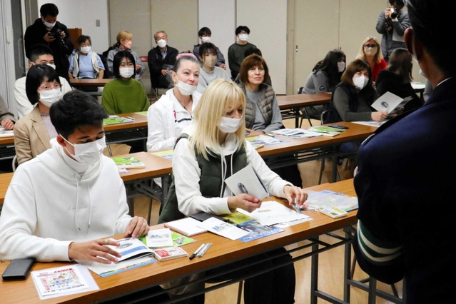 日本の交通ルールを学ぶウクライナからの避難民＝神戸市中央区港島中町２