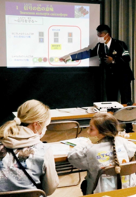 信号や標識の意味について警察官が分かりやすく説明した＝神戸市中央区港島中町２