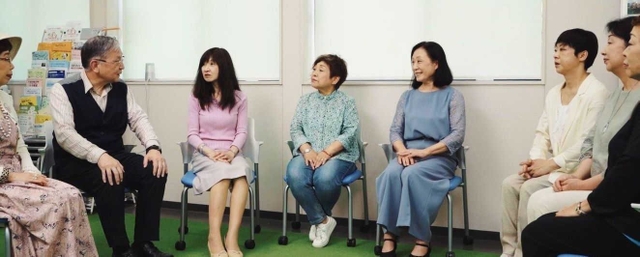 映画「あの日の公園１９９５」の一場面。地域活動の現場で、参加者が震災当時について語り合う（浜嶋仁美さん提供）