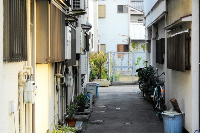 不審火が続発したのは木造の古い民家や空き家が密集する地域だ＝神戸市長田区