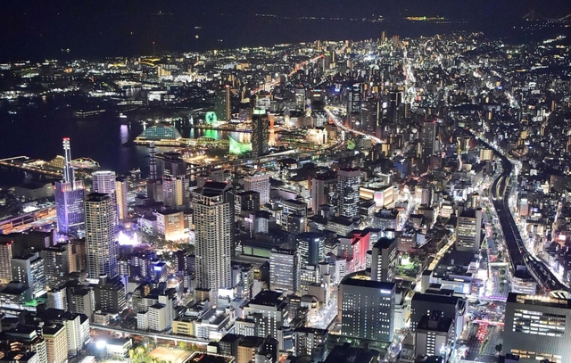 三宮上空から眺めた神戸の夜景＝２０１９年１２月、神戸市中央区