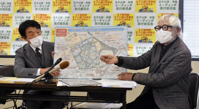 独自に策定した再整備案について説明する「王子公園・市民ミーティング実行委員会」のメンバー＝神戸市役所