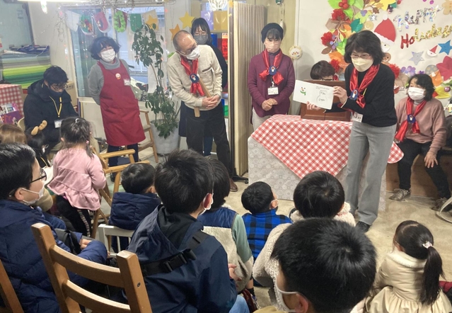 ボランティアサークル「あかりの会」による絵本の読み聞かせ＝神戸市北区南五葉１、インクルひろば