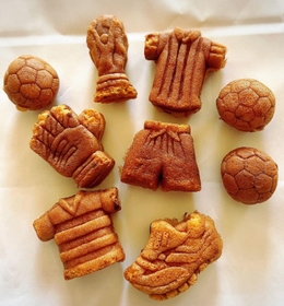 期間限定で復刻販売されるふっとぼーるカステラの試作品（手焼き煎餅おおたに提供）