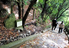 今も登山道沿いには歌碑が立つ。花園社の足跡だ＝神戸市中央区葺合町