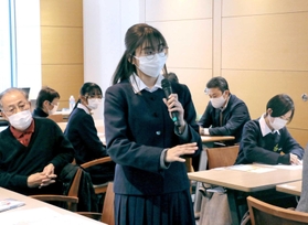 政策について久元喜造市長に質問する高校生＝神戸市中央区雲井通７