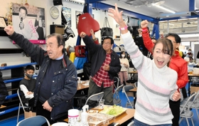アントニオ猪木さんを「１、２、３、ダー！」のかけ声で追悼するファンら＝神戸市中央区旗塚通３