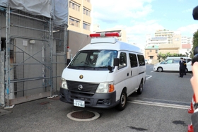 送検される男を乗せた警察車両＝６日午後、長田署
