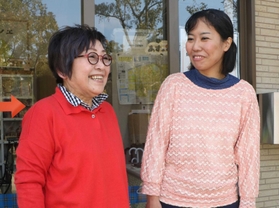 阪神・淡路大震災が題材の映画を制作した朝倉有子さん（左）と浜嶋仁美さん＝神戸市灘区、大和公園
