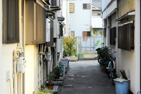 不審火が続発したのは木造の古い民家や空き家が密集する地域だ＝神戸市長田区