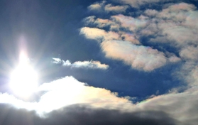 太陽の上に現れたサンピラーとみられる光の筋と、彩雲＝２０日午前、神戸市灘区六甲山町
