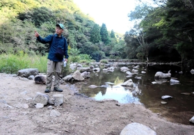 山上を流れる生田川。前田康男さんは物々交換の「市」がこの辺りの河原で開かれたと推測する＝神戸市中央区葺合町山郡