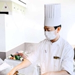 船内で神戸名物のぼっかけ焼きそばを作るシェフ＝ルミナス神戸２船内