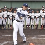 自らバットを振って打撃を指導する栗山巧選手＝Ｇ７スタジアム神戸