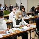 日本の交通ルールを学ぶウクライナからの避難民＝神戸市中央区港島中町２