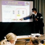 信号や標識の意味について警察官が分かりやすく説明した＝神戸市中央区港島中町２