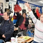 アントニオ猪木さんを「１、２、３、ダー！」のかけ声で追悼するファンら＝神戸市中央区旗塚通３